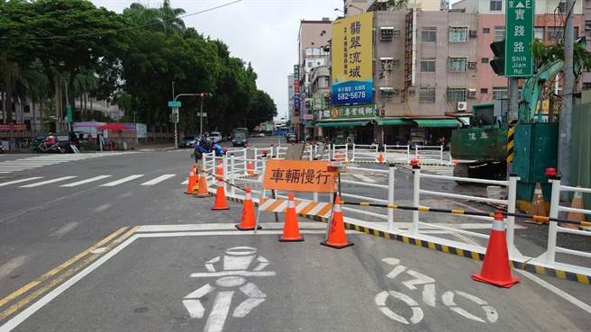 高雄市左营区军校路与实践路侧沟改善工程，请用路人行经该路段须注意安全。(高雄市水利局提供／林雅惠传真)