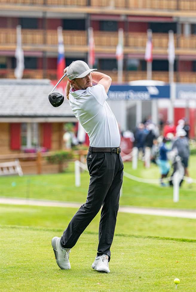 在《哈利波特》饰演马芬一角的Tom Felton受邀出席欧米茄名人赛，挥杆架势十足。（OMEGA提供）