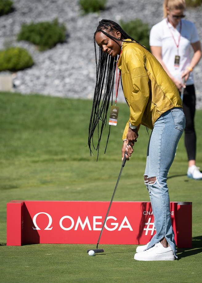 奥运金牌得主女飞人Dalilah Muhammad体验挥杆乐趣，开发另一个运动专才。（OMEGA提供）