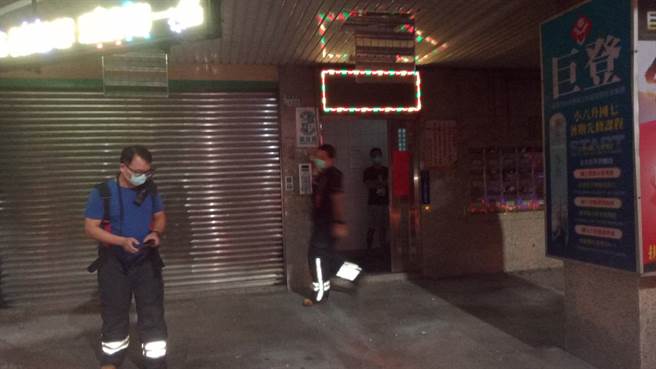 两名男子疑似与人产生恩怨，夜间朝住户放炮示威，已依社会秩序维护法侦办，新北消防局也将裁罚。(民眾提供)