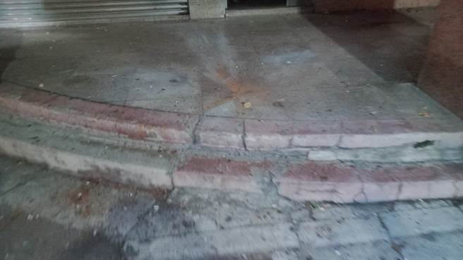 两名男子疑似与人产生恩怨，夜间朝住户放炮示威，已依社会秩序维护法侦办，新北消防局也将裁罚。(民眾提供)