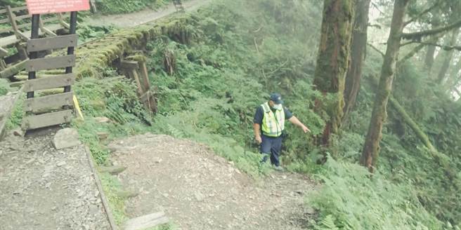  前往协助救人的员警指着贺姓女子跌落之处。（罗东林管处提供／胡健森宜兰传真）