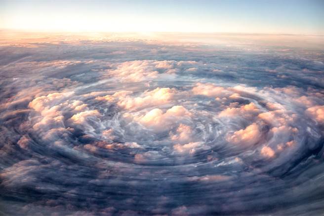 美国飞行员驾驶飓风侦测机飞进艾达飓风眼，震撼画面曝光。（示意图／达志影像）