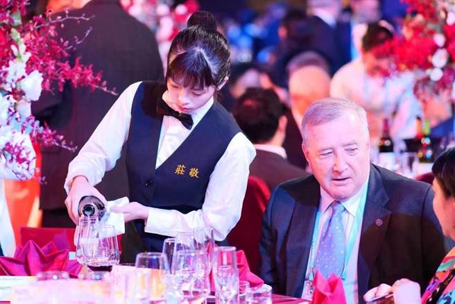 庄敬工家餐饮管理科建教生吴雅芸在五星级饭店实习，想参加新北市补助学校开办的外语证照班，以提升英文能力。（新北市教育局提供）