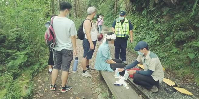 女子爬上步道后，由救护人员协助紧急包扎。（罗东林管处提供／胡健森宜兰传真）