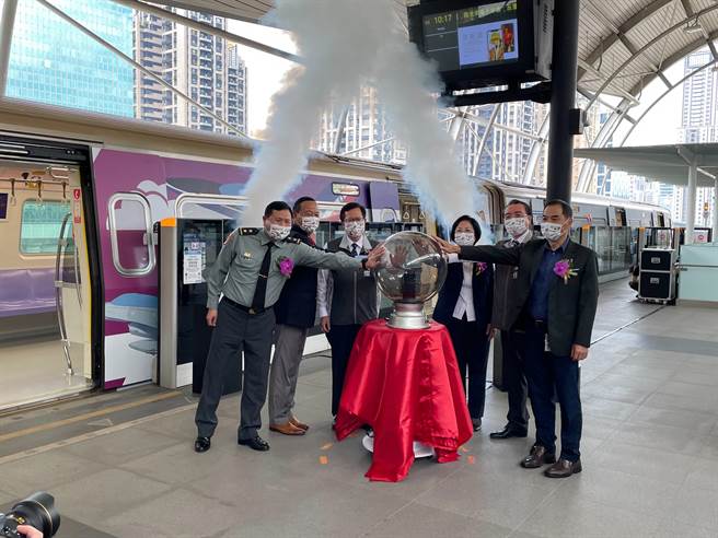 适逢93军人节，桃园市长郑文灿今（3日）上午出席「挺国军‧联名形象列车」首航典礼。（叶书宏摄）