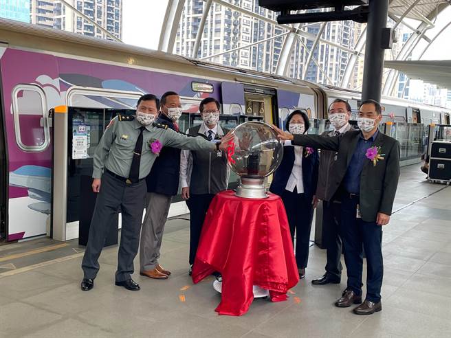 适逢93军人节，桃园市长郑文灿今（3日）上午出席「挺国军‧联名形象列车」首航典礼。（叶书宏摄）