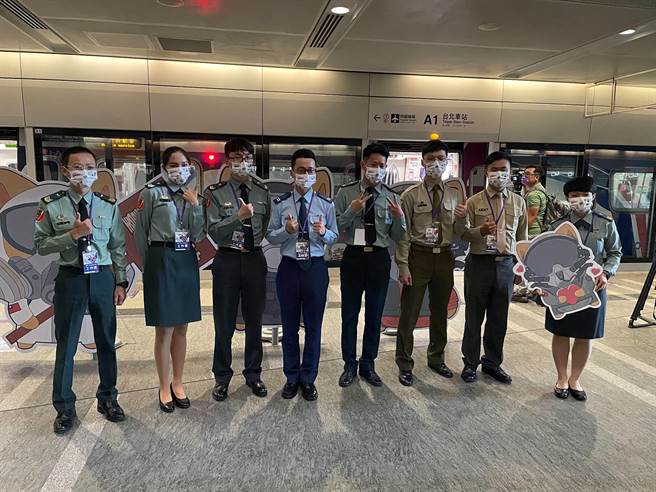 适逢93军人节，桃园市长郑文灿今（3日）上午出席「挺国军‧联名形象列车」首航典礼。（叶书宏摄）