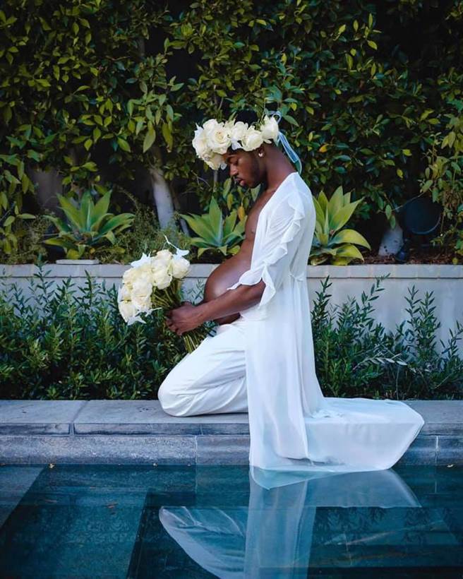 引爆社群的怀孕沙龙照造成强烈视觉衝击（图 / 翻摄自Lil Nas FB）