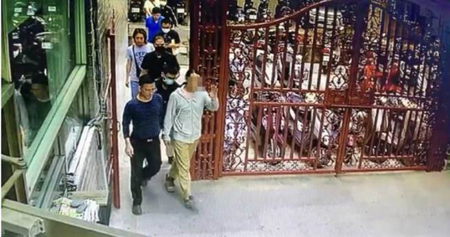 警方到阮男家中逮人，他离家时一派轻松跟保全打招呼，专案小组地毯式搜索，竟查获奶奶的假牙和身分证件。（图／翻摄画面）