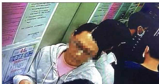 被员警团团包围、带走，阮男仍谈笑风生，多次与他过招互动的老刑警说阮男狡诈聪明「根本是个恶魔」。（图／翻摄画面）