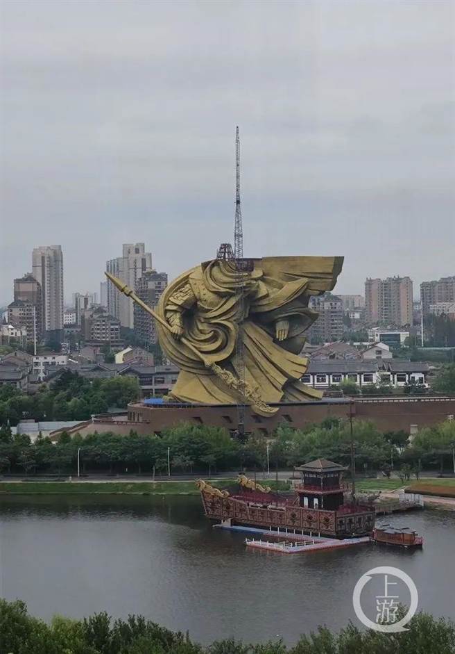 備受關注的關公雕像搬移工程正式啟動，雕像頭部已卸下。（上游新聞／受訪者供圖）