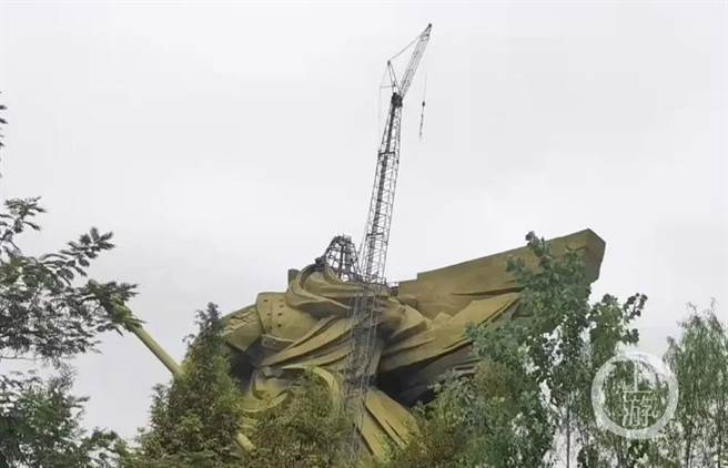 湖北荊州關公雕像頭部2日已卸下。（上游新聞／受訪者供圖）