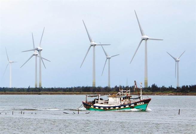 离岸风电进度落后 民进党团：盼政院排除万难帮忙。图为船行经彰滨工业区的陆上风力发电场场景。（资料照）