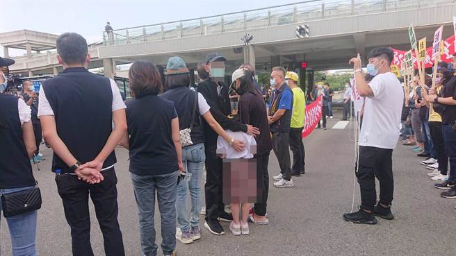 施姓舞小姐家人带着她7岁女儿到场声援娱乐业者復业。（程炳璋摄）