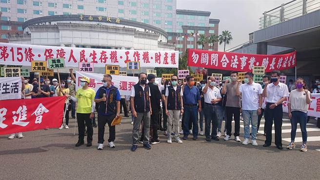 台南市娱乐场所业者走上街头抗议陈情，找来台南市议员右起李中岑、林阳乙、吴宇寰、曾信凯、许至椿与卢崑福站台相挺，支持合法业者的生存权利。（程炳璋摄）