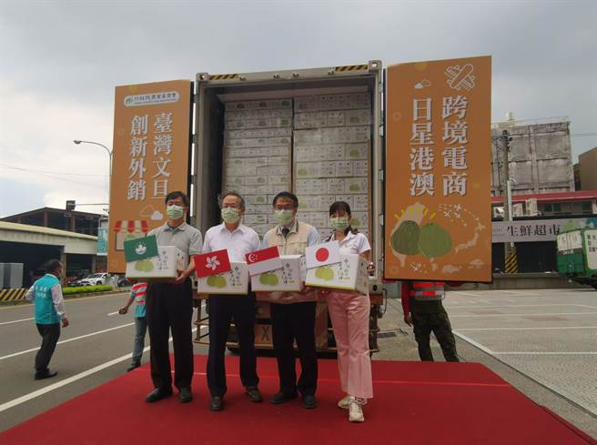台南文旦飘香海外，跨境电商直送香港3日封柜启航。（刘秀芬摄）