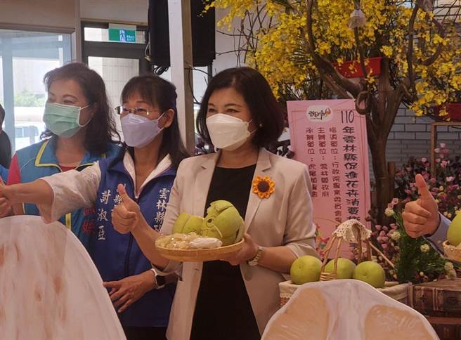 繼台北市傳出多起去美國打疫苗回國，民眾在檢疫期間驗出新冠肺炎病毒案例，雲林縣今天（3日）也有一起，下午3點雲林縣長張麗善（右一）將舉行線上記者會說明。（周麗蘭攝）