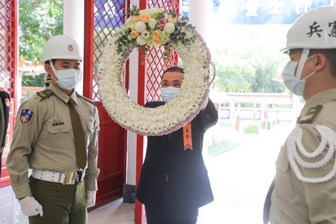 为感念先烈为国牺牲奉献，新北市忠烈祠3日上午举行秋祭典礼，由新北市长侯友宜担任主祭官。（新闻局提供）