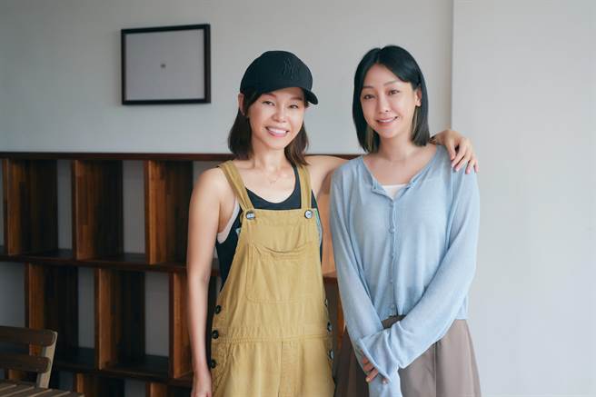 彭佳慧（左）新歌MV邀謝欣穎擔綱演出。（索尼音樂提供）