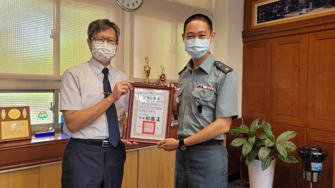 大甲高中教官魏绍安荣获杰出贡献奖「个人奖」，与校长萧建华合影。（陈淑娥摄）