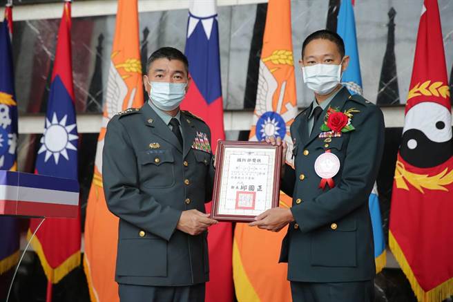 大甲高中教官魏绍安荣获杰出贡献奖「个人奖」，获参谋总长陈宝余亲自颁奖。（大甲高中提供／陈淑娥台中传真）