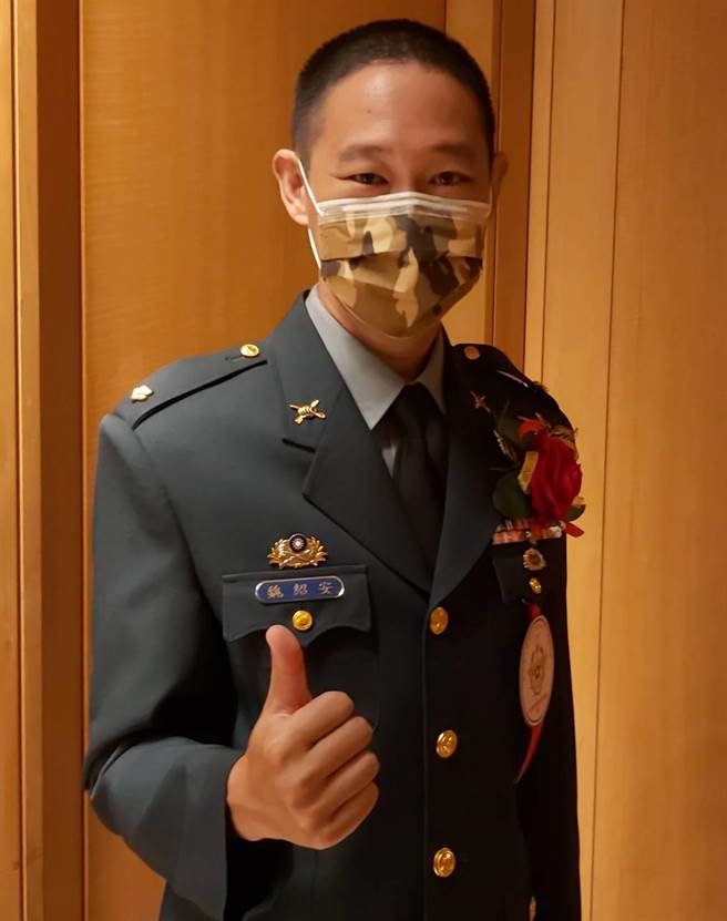 大甲高中教官魏绍安荣获杰出贡献奖「个人奖」。（陈淑娥摄）