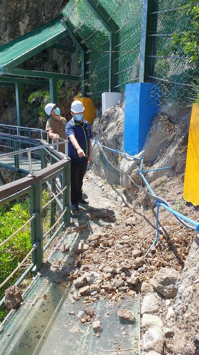 花蓮縣豐濱鄉知名景點「親不知子海上古道」因火燒山，導致古道附近邊坡持續落石。（王志偉翻攝）