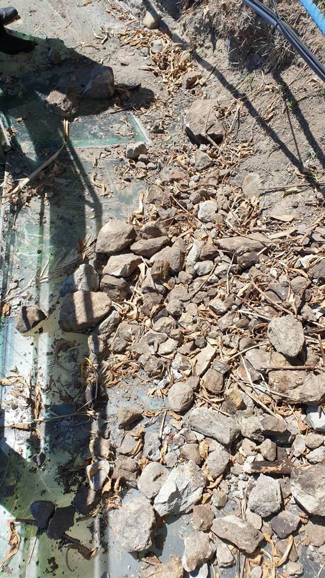 「親不知子海上古道」24日火燒山後封閉，但受損邊坡不穩定且落石持續掉落古道周邊。（王志偉翻攝）