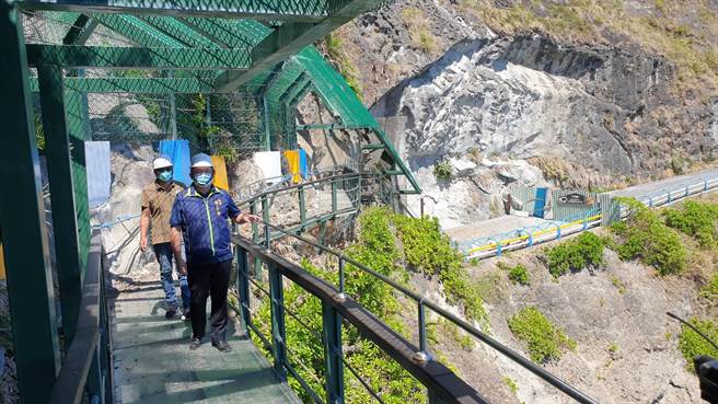 鄉公所主秘鄭立渝這幾天帶工作人員冒險進入火燒山災害路段，發現古道上四處都有落石，就連天空步道的強化玻璃上都有大小的石塊。（王志偉翻攝）