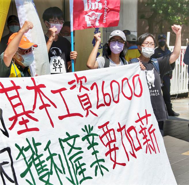 工鬥團體3日上午前往工商總會門口，拉布條抗議，要求蔡政府應履行任內基本工資達三萬元承諾，穩健調高基本工資。（羅永銘攝）