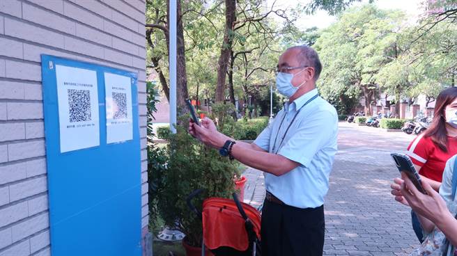 台南市教育局副局长吴国珉今天率队视察员工子女非营利幼儿园防疫整备工作。（曹婷婷摄）