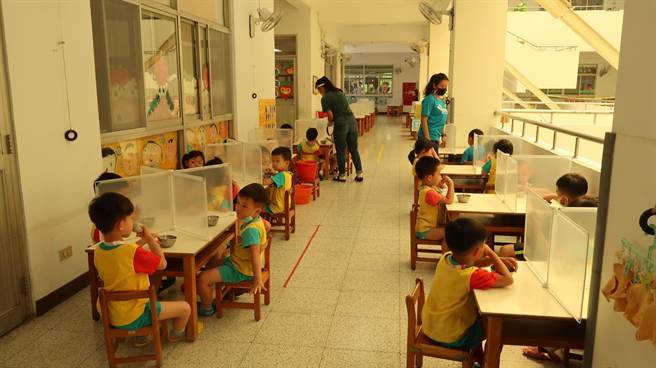 幼儿园落实防疫整备。（曹婷婷摄）