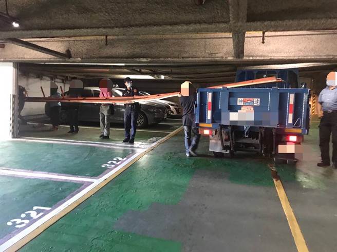 停车场出入口闸门因小货车不慎撞至上方钢梁使之掉落，故钢梁卡在小货车之车体上方无法动弹形成障碍。(警方提供)