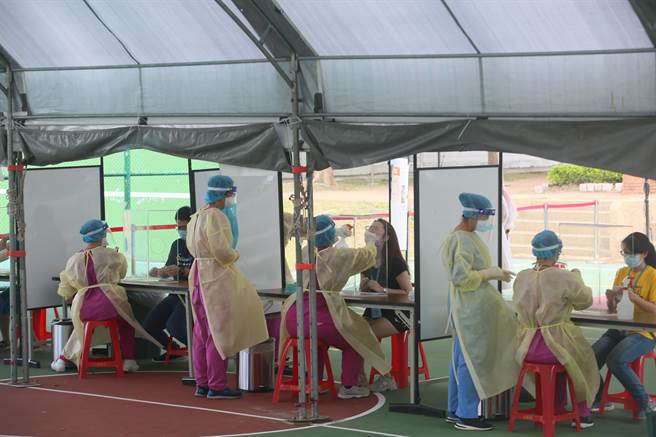 阳明交通大学阳明校区今(3)日起连续3天，替校区内近1600名学生集中快筛。(张铠乙摄)