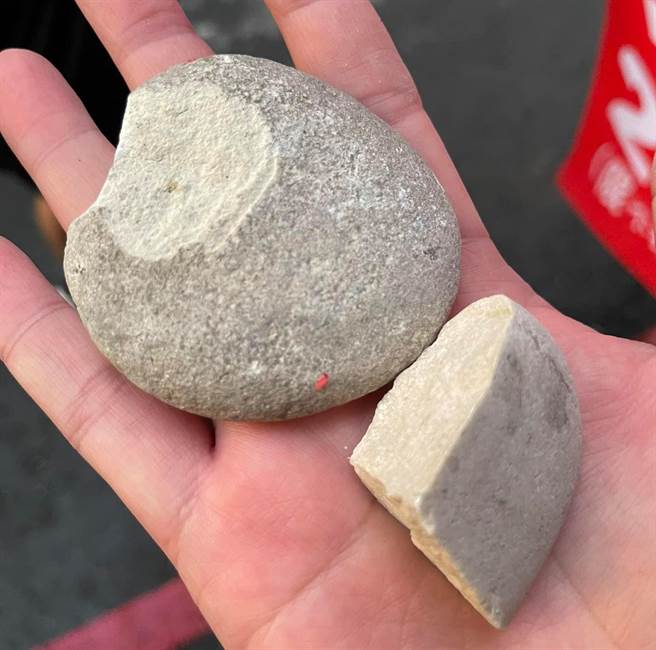 家住12樓、60歲邱姓女子從高處丟下的石頭。（取自臉書爆料公社二社／袁庭堯高雄傳真）