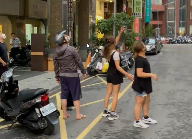 高雄市鼓山區文忠路高處突然砸落石頭，嚇壞當地住戶。（取自臉書爆料公社二社／袁庭堯高雄傳真）