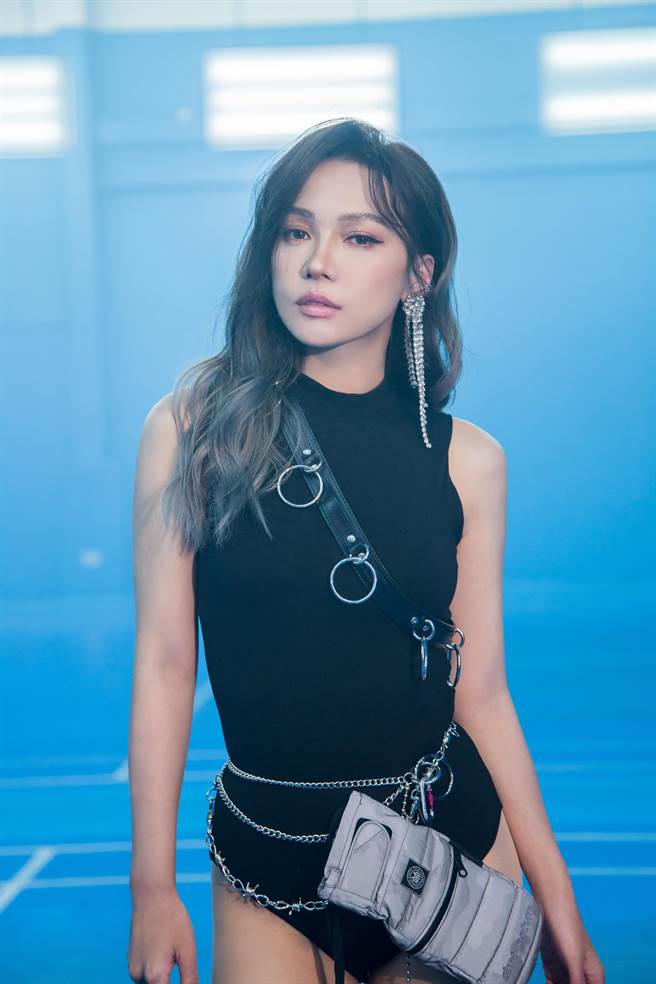 林采欣新歌〈确可 CHECK〉造型火辣。（华纳提供）