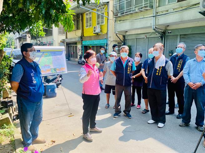 立委楊瓊瓔、市議員羅永珍爭取6000萬元經費拓寬狹窄巷道。（王文吉攝）