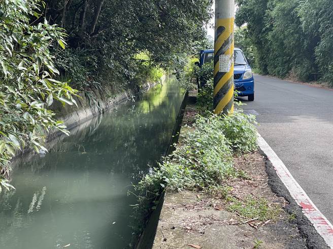 道路拓寬工程將原有部分明溝改為箱涵，同時兼顧水利改善。（王文吉攝）