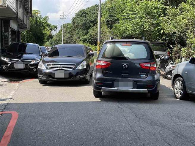 台中市神岡區中山路1720巷路寬僅5至6公尺，雙向會車困難。（王文吉攝）
