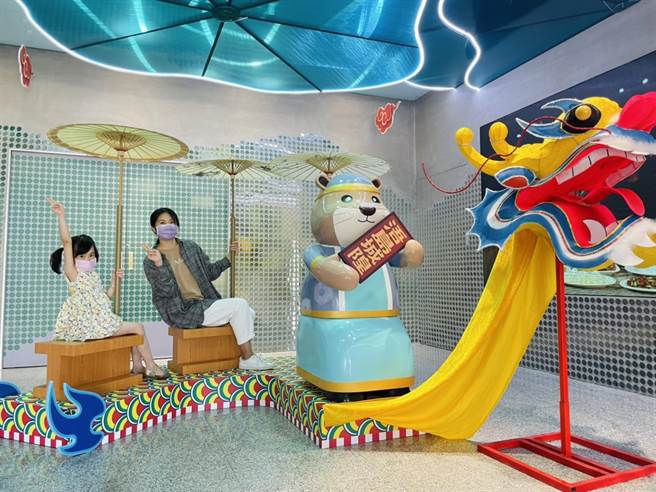 洋溢民俗风的「亲子蜈蚣座」也是打卡的热点之一。（县府观光处提供）