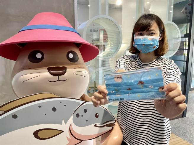 特展期间只要出示本人机票，并与现场任一情境拍照并上传至社群，或注册「金门行动旅服」会员成功，就可获得阿特造型口罩小礼物。（县府观光处提供）