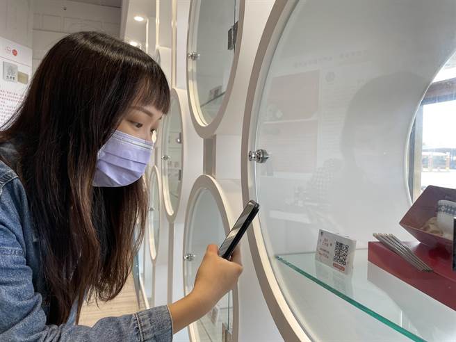 每项文创品旁均有设计说明、产品简介和价格，并附有QR Code，只要用手机扫一下，就可以直接上网购买。（县府观光处提供）