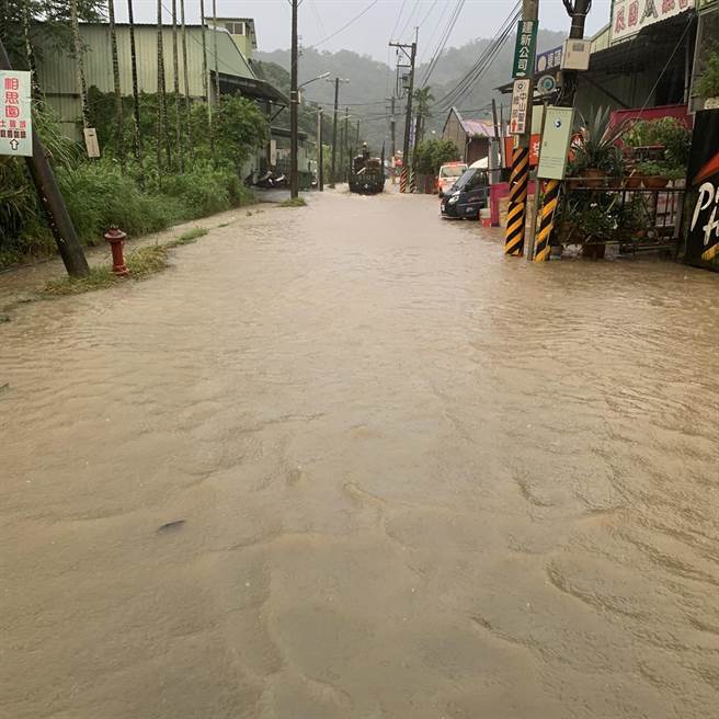土城弹药库过去是埤塘、滞洪用地，每逢豪雨便会出现积淹水问题，区公所去年开始设置滞洪池，但仍治标不治本，近期获水利局、市议员江怡臻提供经费，增加下游段排水沟渠，预计在10月底完工。（江怡臻提供）