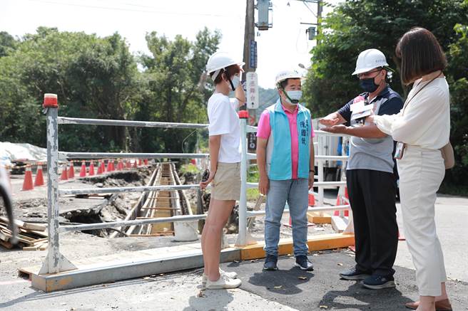 土城弹药库过去是埤塘、滞洪用地，每逢豪雨便会出现积淹水问题，区公所去年开始设置滞洪池，但仍治标不治本，近期获水利局、市议员江怡臻提供经费，增加下游段排水沟渠，预计在10月底完工。（江怡臻提供）