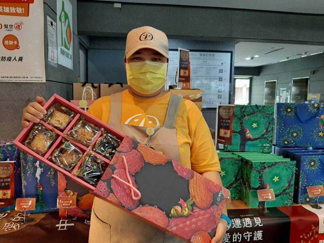 高市庇護工場製作的秋節禮盒頗負盛名，消費者買美食可兼做公益。（高市勞工局提供／石秀華高雄傳真）