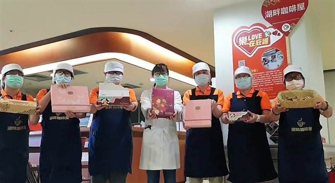 高市庇護工場多元經營，中秋節將屆，推出各式中秋禮盒，衝秋節買氣。（高市勞工局提供／石秀華高雄傳真）