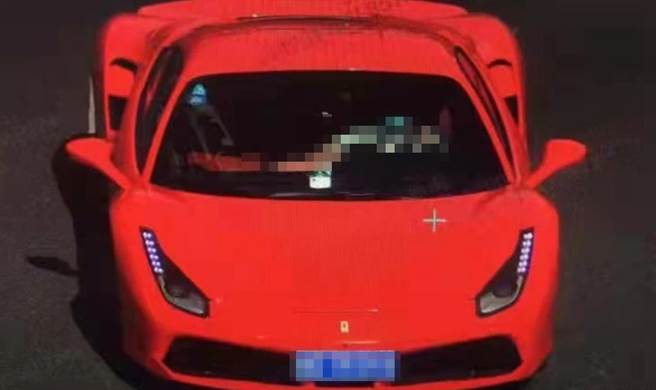 浙江一名男子驾驶法拉利不慎撞倒骑士，事后被起底坐在副驾驶的女子，疑似趴在男子双腿间「吞吐」，意外揭露两人偷腥真相。（图／翻摄自微博）