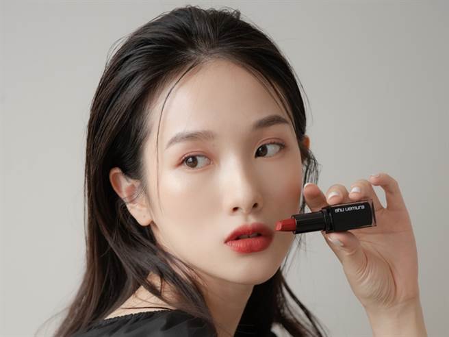 植村秀、迪奥、SUQQU、GUCCI推出唇彩新品，图中为MODEL示范植村秀无色限缎光极润唇膏KSBR785。（图／品牌提供）